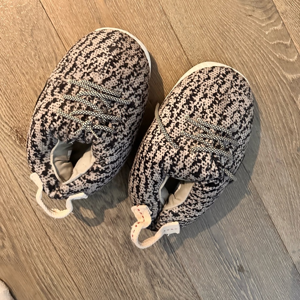 yeezy plush slippers - Picture 3 of 3